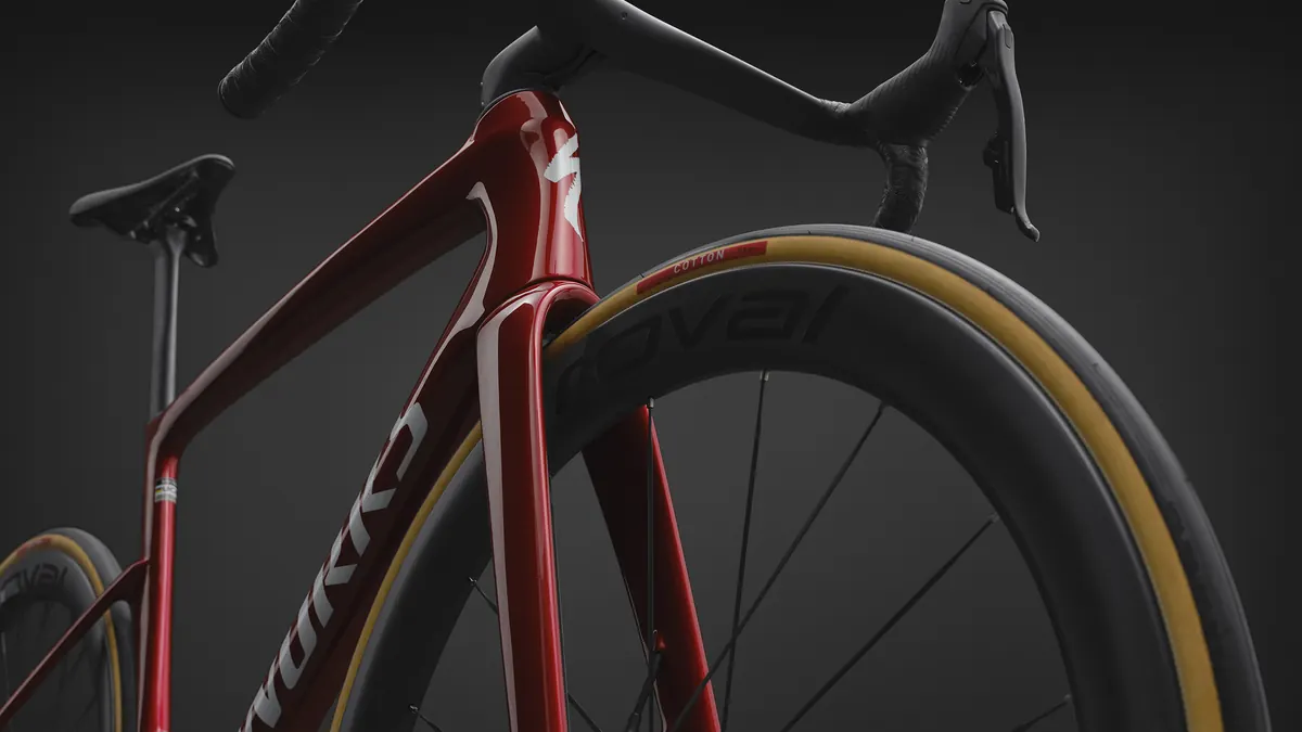 Ποδήλατο δρόμου Specialized S-Works σε κόκκινο με τροχούς Roval στην Bikefactory Hamburg
