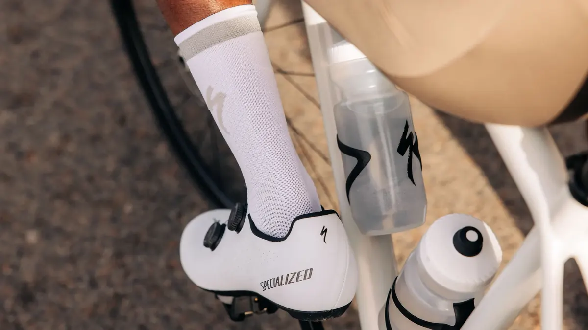 Παπούτσι Specialized στο πετάλι, κοντινό με παγούρια