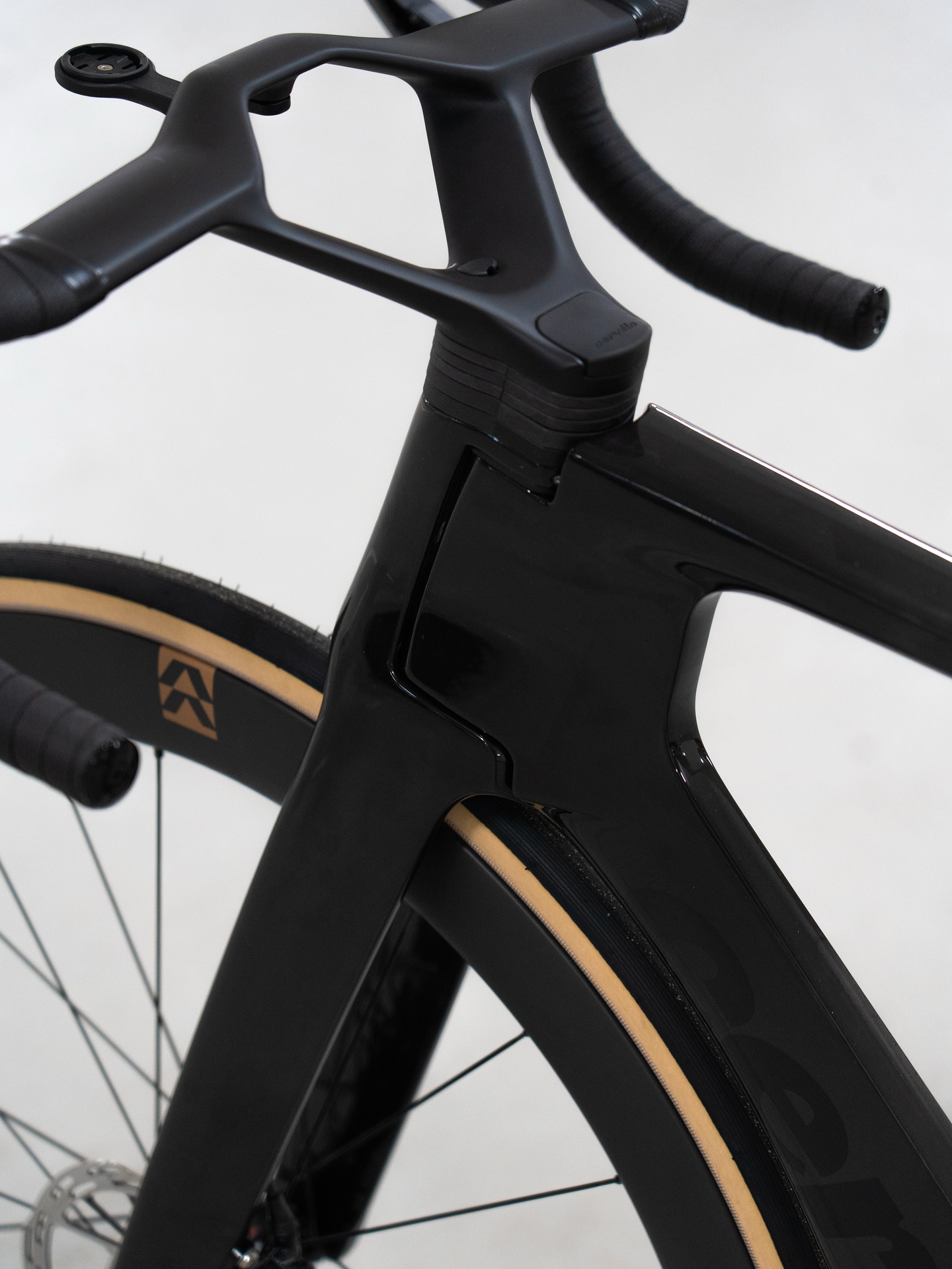 Das neue @cervelo S5 ist 6,3 Watt schneller als sein Vorgänger – und diese Leistungssteigerung kommt vor allem durch die überarbeitete Frontpartie. Doch auch die clevere Integration der asymmetrischen Profile von Sitzrohr und Hinterrad trägt entscheidend zur verbesserten Aerodynamik bei. @cervelo gilt seit jeher als aerodynamischer Vorreiter im Peloton – und wir sind überzeugt: Das neue S5 ist mindestens 5 Watt schneller als die Räder unserer Mitbewerber.
#bikefactory #cycling #cyclinglife #dreambuild #rennrad #roadcycling #roadbike #gravel #gravelbike #tourdefrance #lifebehindbars #bikefitting #hamburg