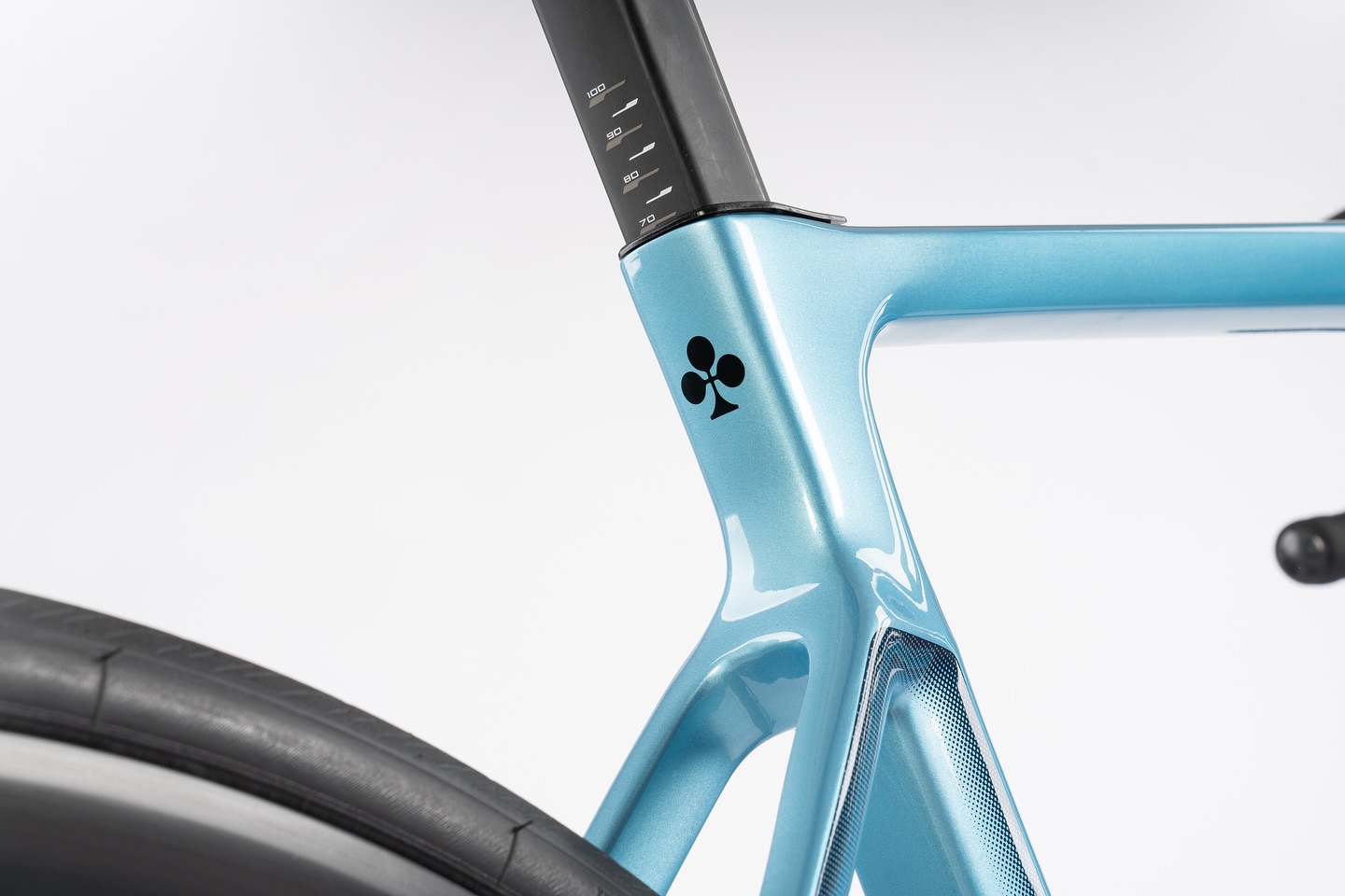 Leichtigkeit und Reaktionsfreudigkeit, mit Colnago-Charme
Das @colnagoworld V4 ist ein Allround-Bike, das extrem viel Fahrspaß bietet und über ein klares, raffiniertes Design verfügt. Der Rahmen ist ein steifer, solider und reaktionsfreudiger Monocoque-Rahmen, der von denselben Forschungs- und Entwicklungsarbeiten zum Carbon-Layup und aerodynamischen Studien profitiert, die zu den V4Rs geführt haben.
#bikefactory #cycling #cyclinglife #dreambuild #rennrad #roadcycling #roadbike #gravel #gravelbike #tourdefrance #lifebehindbars #bikefitting #hamburg