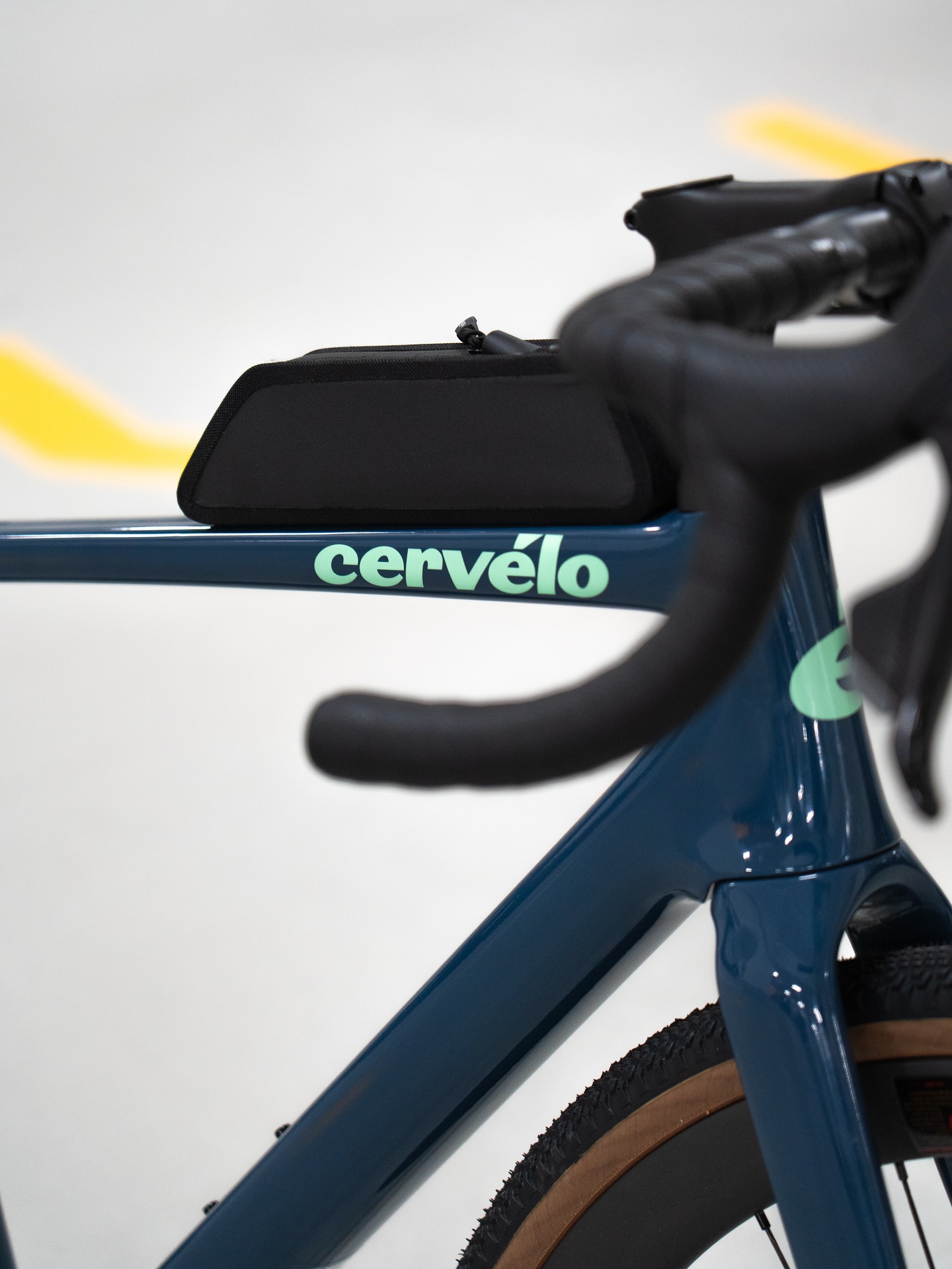 New color in house.
Das @cervelo Aspero in der Farbe „woodsmoke“ mit @sramroad AXS Rival XPLR Schaltgruppe.
Kleines Highlight ist die bolt-on Oberrohr-Tasche, die bei allen Bikes standardmäßig verbaut ist.
#bikefactory #cycling #cyclinglife #dreambuild #rennrad #roadcycling #roadbike #gravel #gravelbike #tourdefrance #lifebehindbars #bikefitting #hamburg