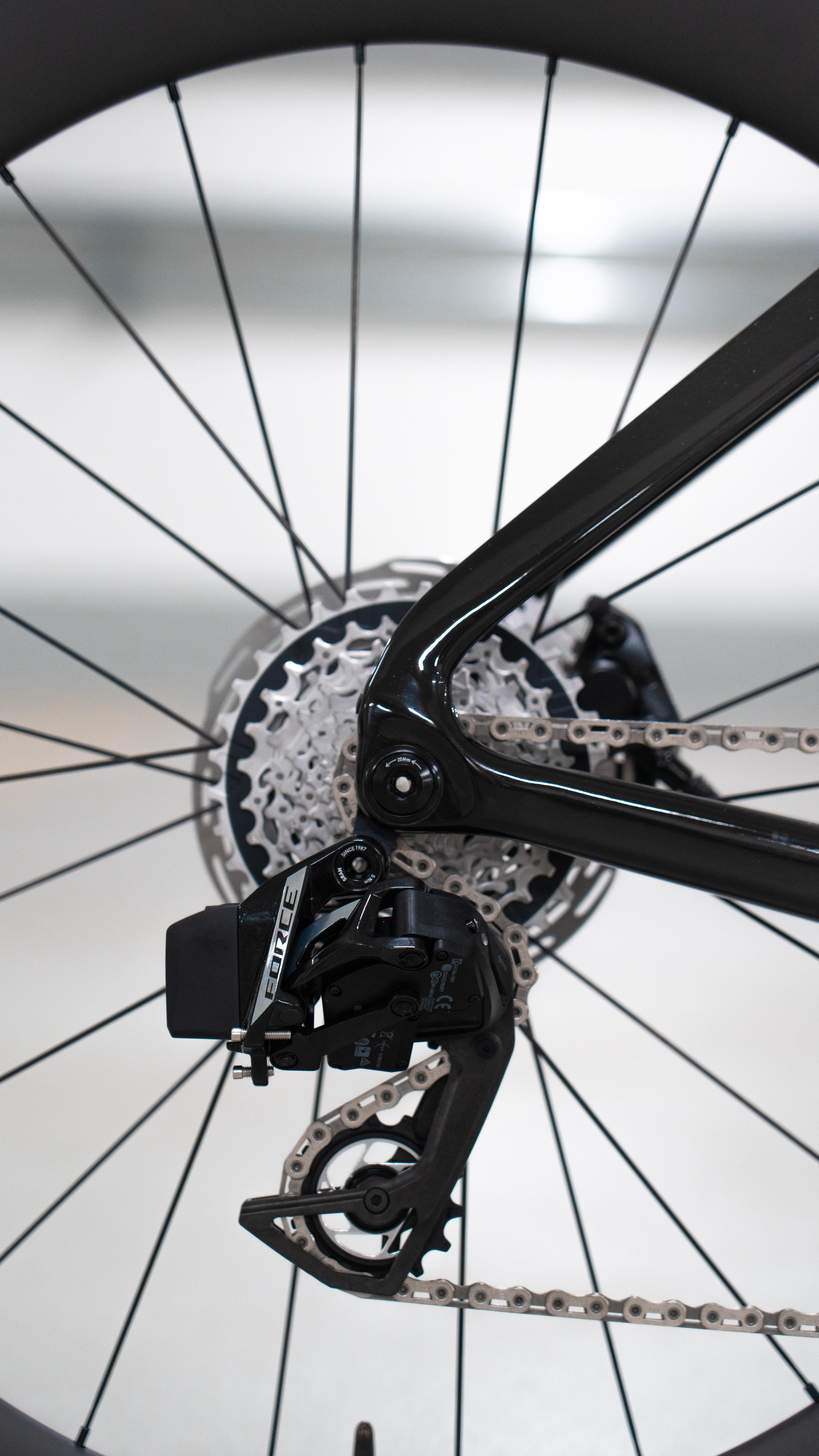 Welchen Unterschied machen die Abstufungen bei der Kassette und warum fahren viele vorne so ein großes Kettenblatt?
Holger erklärt es uns.
#bikefactory #cycling #cyclinglife #dreambuild #rennrad #roadcycling #roadbike #gravel #gravelbike #tourdefrance #lifebehindbars #bikefitting #hamburg