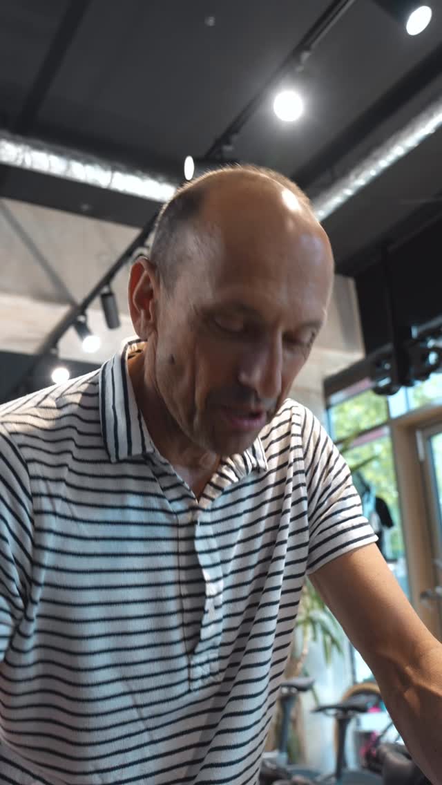 Optimale Kettenlinie und Kombination aus Kassette und Kettenblatt sind wichtig. Holger erklärt warum.
#bikefactory #cycling #cyclinglife #dreambuild #rennrad #roadcycling #roadbike #gravel #gravelbike #tourdefrance #lifebehindbars #bikefitting #hamburg